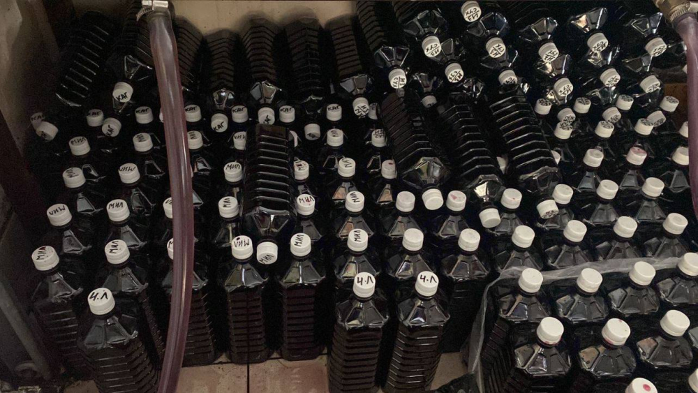 В Темрюкском районе сотрудники полиции обнаружили около шести тонн незаконной алкогольной продукции