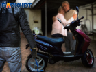 В Абинском районе мужчина  и женщина проникли в дом к пенсионерам и силой отобрали скутер