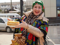 В Крымске поставили рекорд по изготовлению самого большого торта: испекли 500 блинов