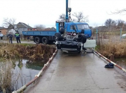 В Славянском районе «Нива» опрокинулась в водоем. Водитель погиб