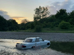 В Абинском районе в застрявшей в реке машине нашли труп мужчины