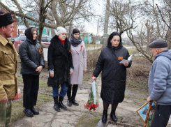 Волонтеры Варениковской поздравили с Днем защитника Отечества ветерана ВОВ