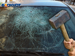 В Крымском районе пенсионер разбил кувалдой автомобиль и угрожал убить знакомого 