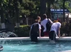 Это опасно: крымские подростки купаются в фонтанах