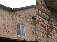 Жители двухэтажки в станице Варениковской пожаловались на состояние своего дома 