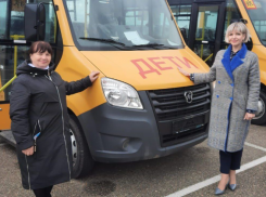 Школы из Крымского района получили два новых автобуса 