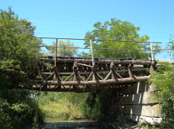 Жители села Киевского просят власти отремонтировать мост, находящийся в плачевном состоянии