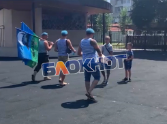 В Крымске в день ВДВ десантники раздали детям мороженое 