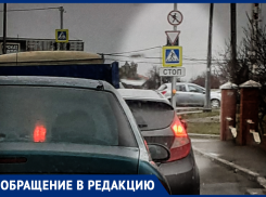 На перекрестке улиц Синева  и Адагумская новый светофор не виден из-за дорожных знаков