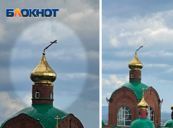 В Крымске сильный ветер погнул крест на церкви