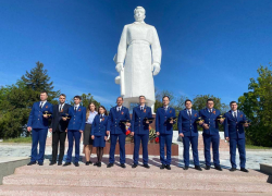 Коллектив межрайонной прокуратуры возложил венок и цветы к мемориалу «Сопка Героев»