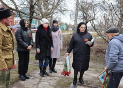 Волонтеры Варениковской поздравили с Днем защитника Отечества ветерана ВОВ