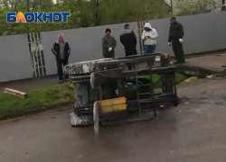 В Крымске рядом со школьной остановкой из прицепа выпал погрузчик