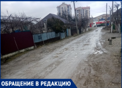 «Сплошное месиво»: жительницу Крымска возмутило состояние местной улицы