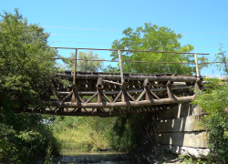 Жители села Киевского просят власти отремонтировать мост, находящийся в плачевном состоянии