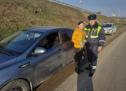 «Цветы для автоледи»: в Крымске сотрудники полиции поздравили женщин с 8 марта 