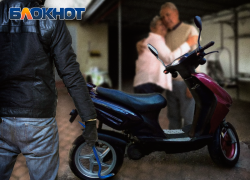 В Абинском районе мужчина  и женщина проникли в дом к пенсионерам и силой отобрали скутер