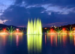 Стартует шоу фонтанов на озере в Абрау-Дюрсо