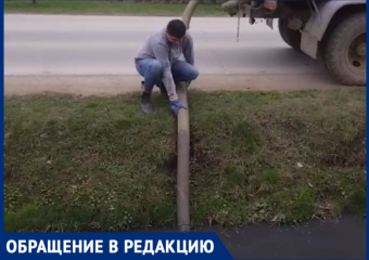 «Сливает нечисти»: в Крымске заметили мужчину сливающего отходы в ливневку 