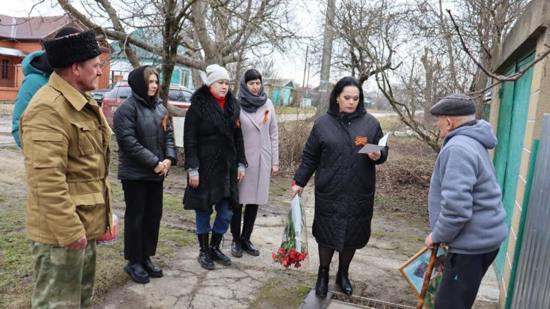 Волонтеры Варениковской поздравили с Днем защитника Отечества ветерана ВОВ