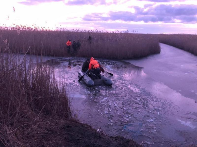 Спасатели эвакуировали с лимана компанию рыбаков в Славянском районе