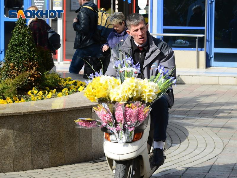 Мимоза, розы или тюльпаны: специалисты выяснили с чем у россиян ассоциируется весенний праздник