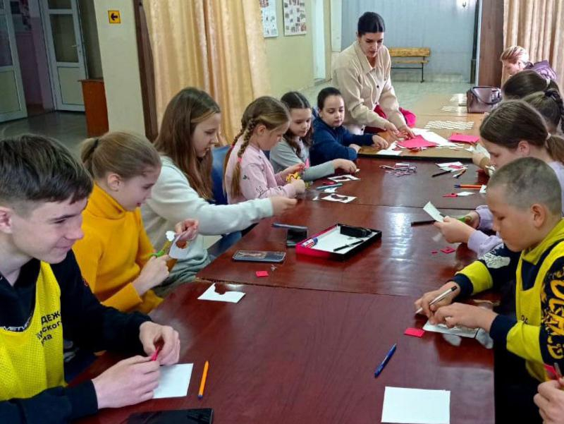 Школьники из Крымского района сделали талисманы для участников СВО