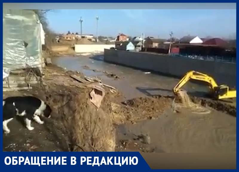 В Крымске после недавних паводков в реку сползла часть участка вместе с забором