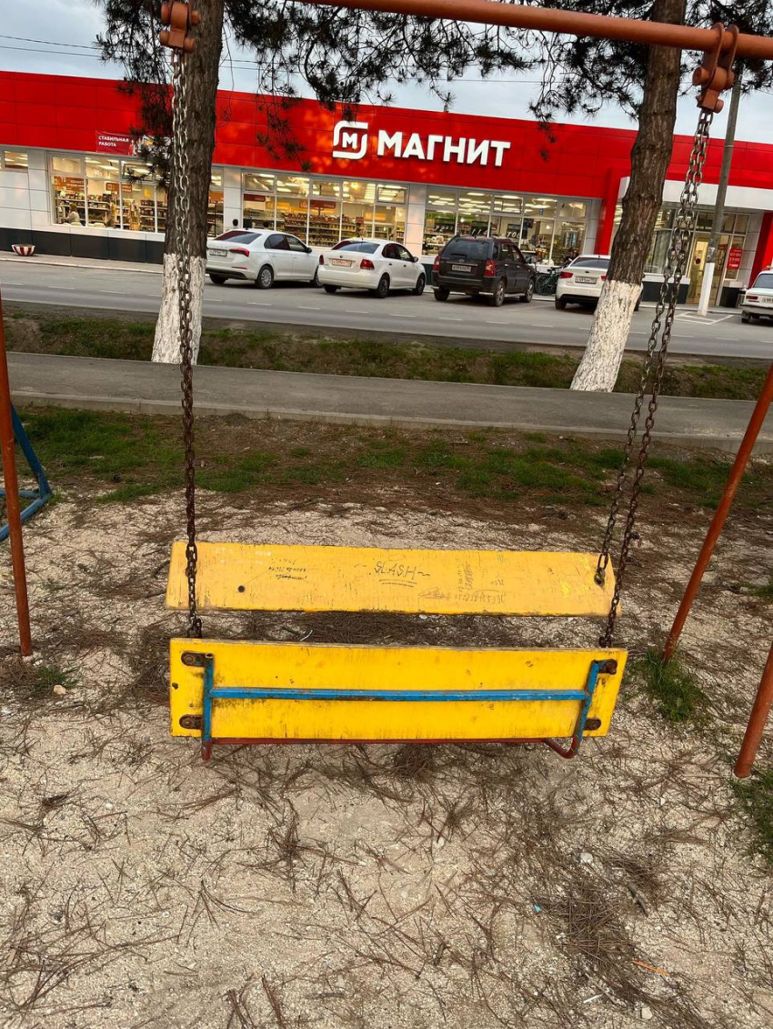 Жители Крымска жалуются на состояние детской площадки по улице Луначарского