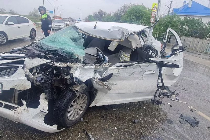 Три человека пострадали  в лобовом ДТП с «Шевроле» и «Газелью»  в станице Варениковской