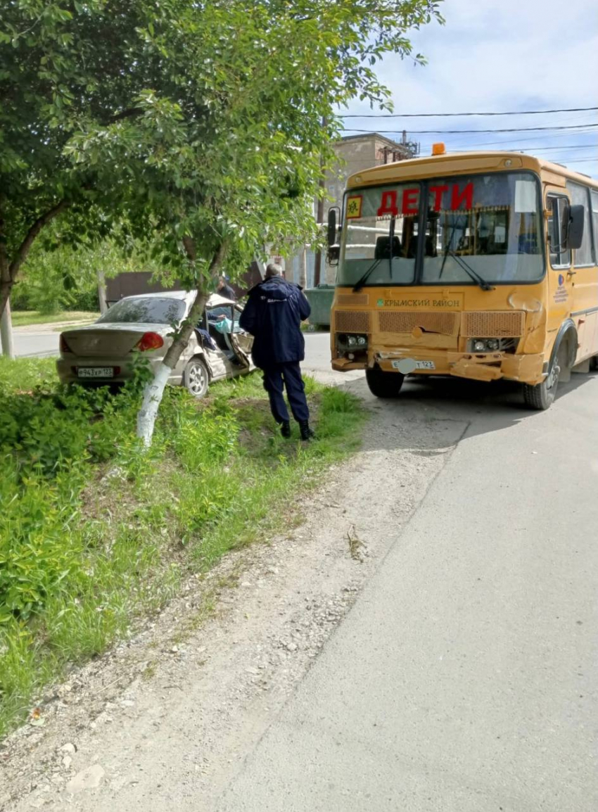 В Крымске произошло ДТП со школьным автобусом