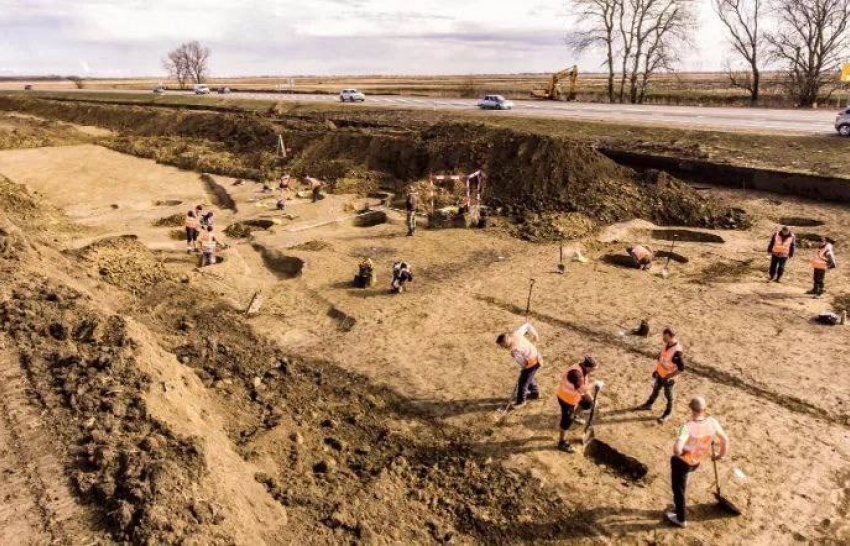 Погребение древнего воина нашли при строительстве трассы в Славянском районе