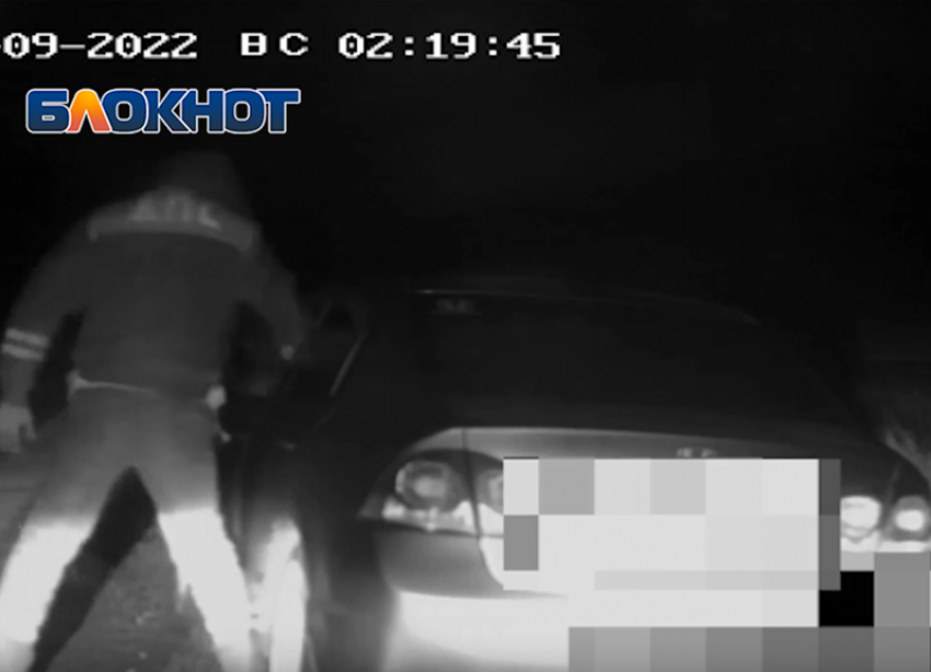 Чтобы вытащить пьяного водителя из машины, сотруднику абинской полиции пришлось разбить стекло