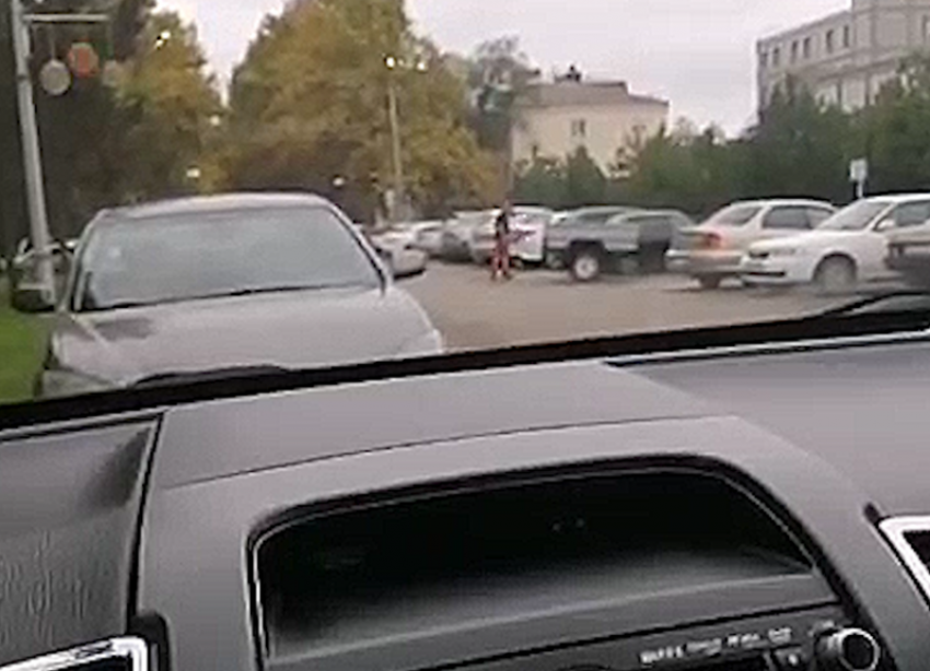 Мужчина с бензопилой напугал жителей Славянска-на-Кубани.