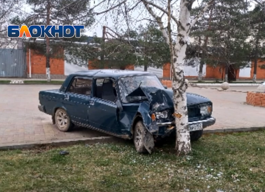 В Абинске водитель  ВАЗа снес сидящего на скамейке мужчину