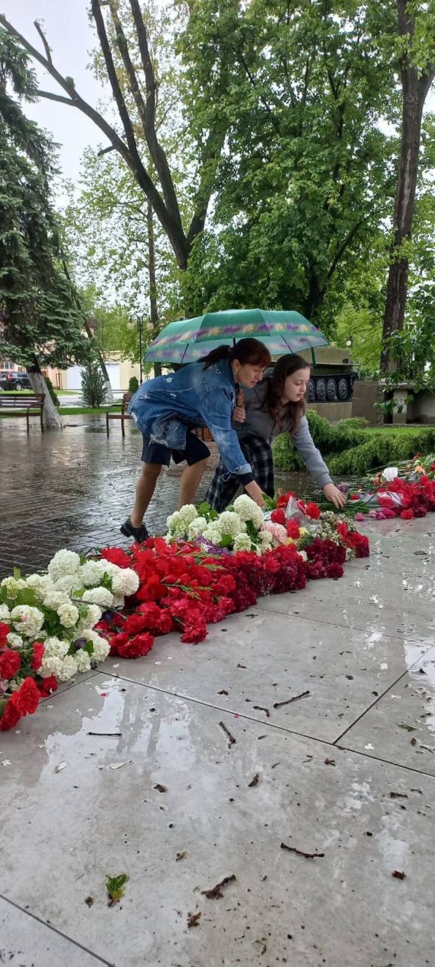 Жители Крымска возлагают цветы к мемориалам города