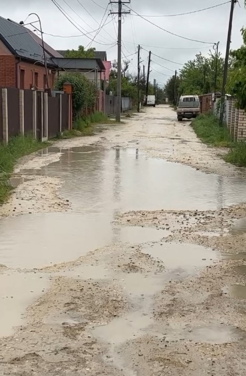 Жители Крымска жалуются  на состояние дороги по улице Островского