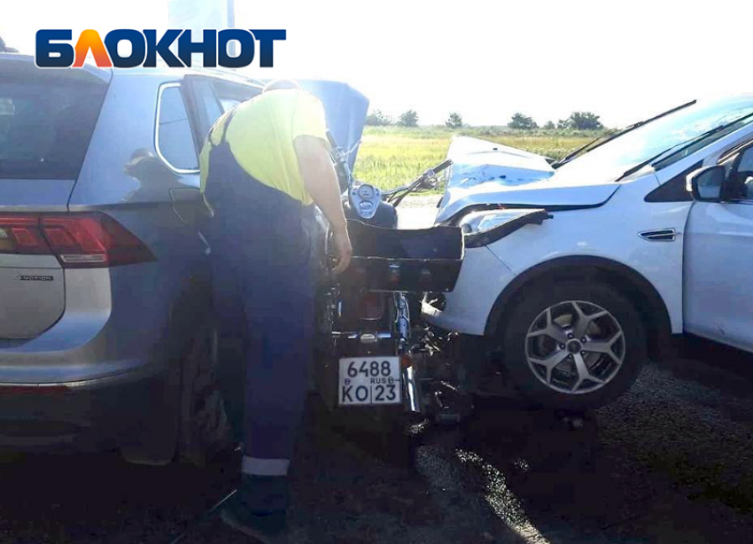 В Абинске погибла молодая пара: их мотоцикл зажало между двух автомобилей. 