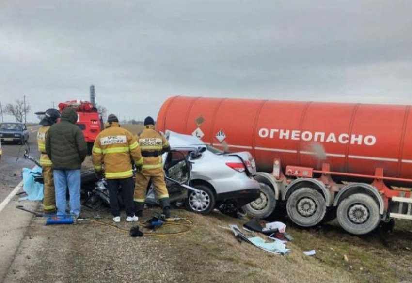 Водитель легкового автомобиля погиб при столкновении с бензовозом в Темрюкском районе
